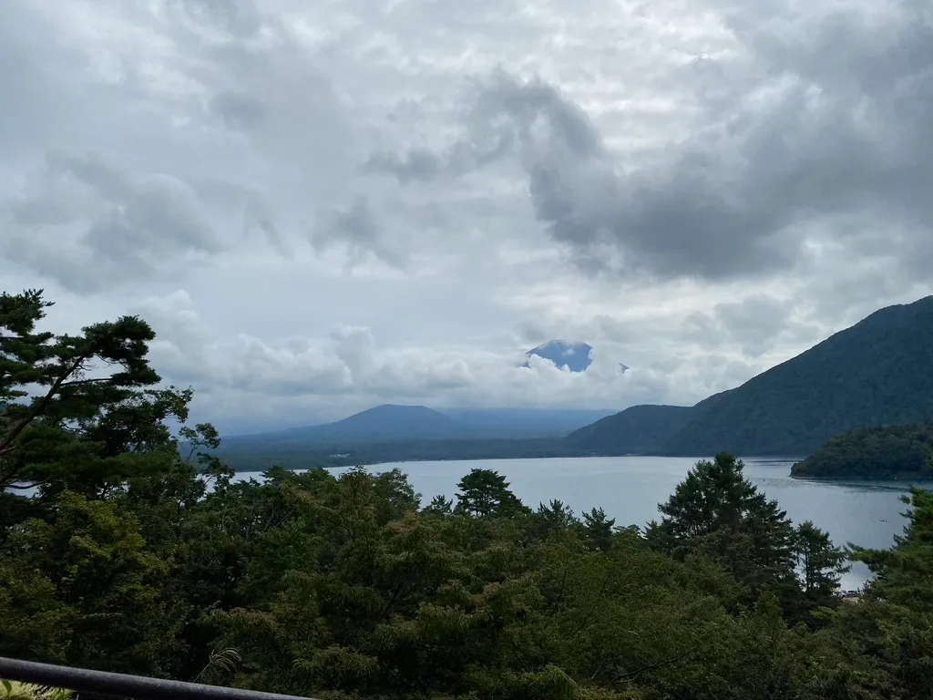 ทะเลสาบ Motosu มองเห็นได้จากลานจอดรถอาคารบริหาร