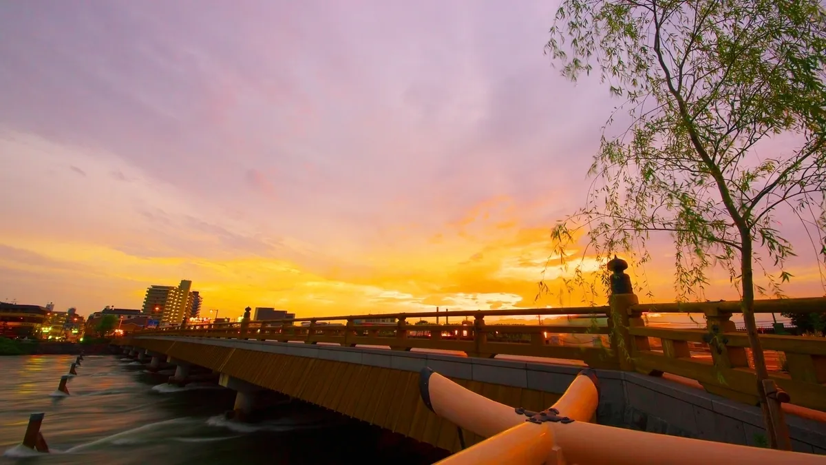 สะพานอุจิยามพลบค่ำ