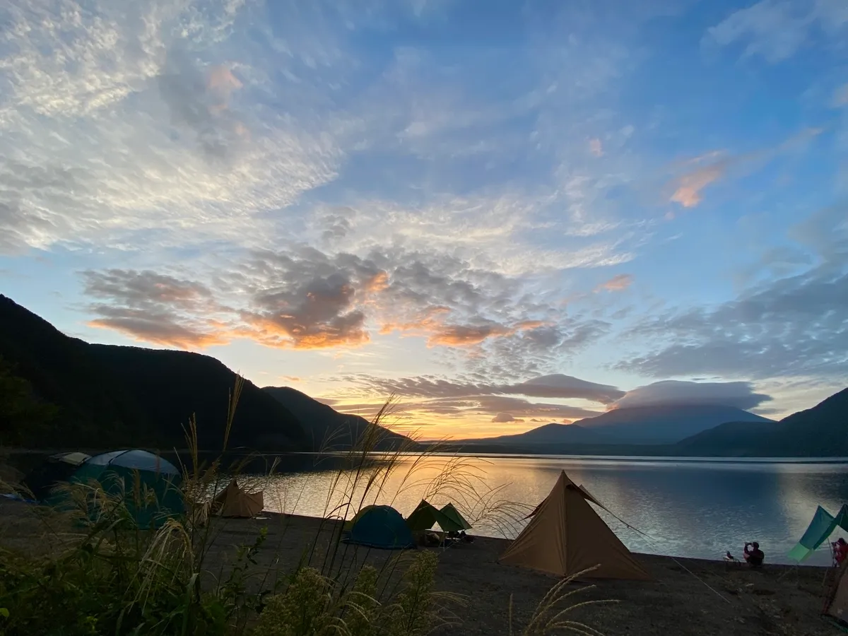 ทะเลสาบ Motosu ภูเขาไฟฟูจิและพระอาทิตย์ขึ้น