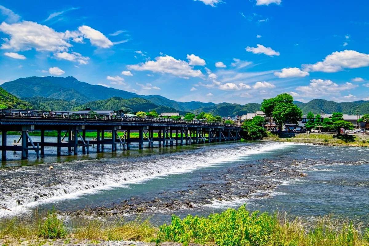 สะพานโทเก็ตสึเคียวในฤดูร้อน