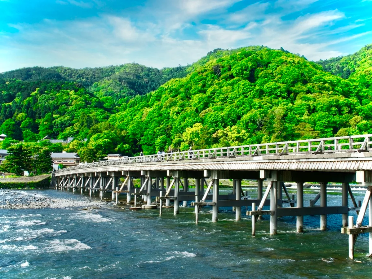 สะพานโทเก็ตสึเคียวในฤดูร้อน