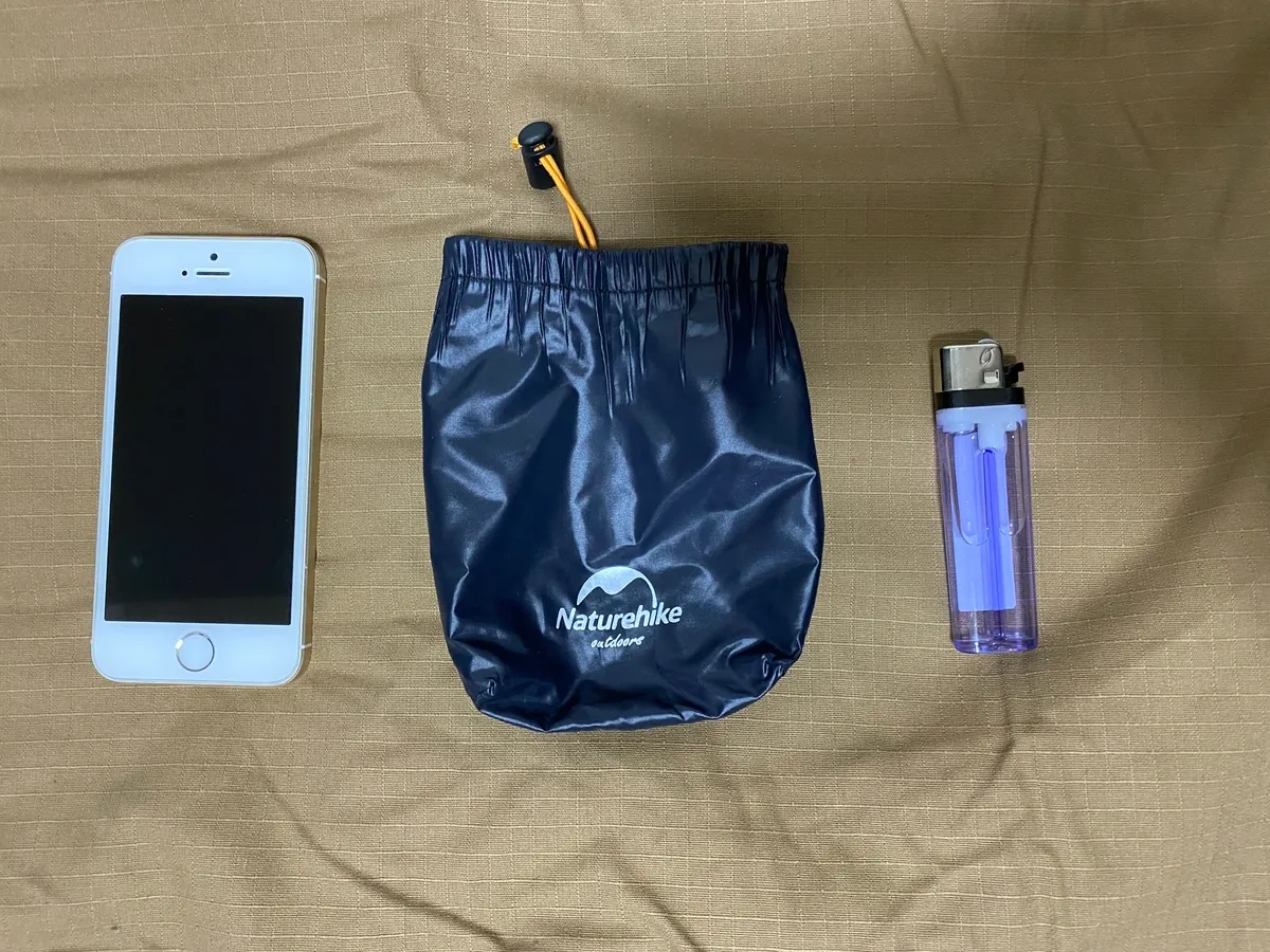 ถุงเก็บของเรียงรายไปด้วย iPhone SE และไฟแช็ค