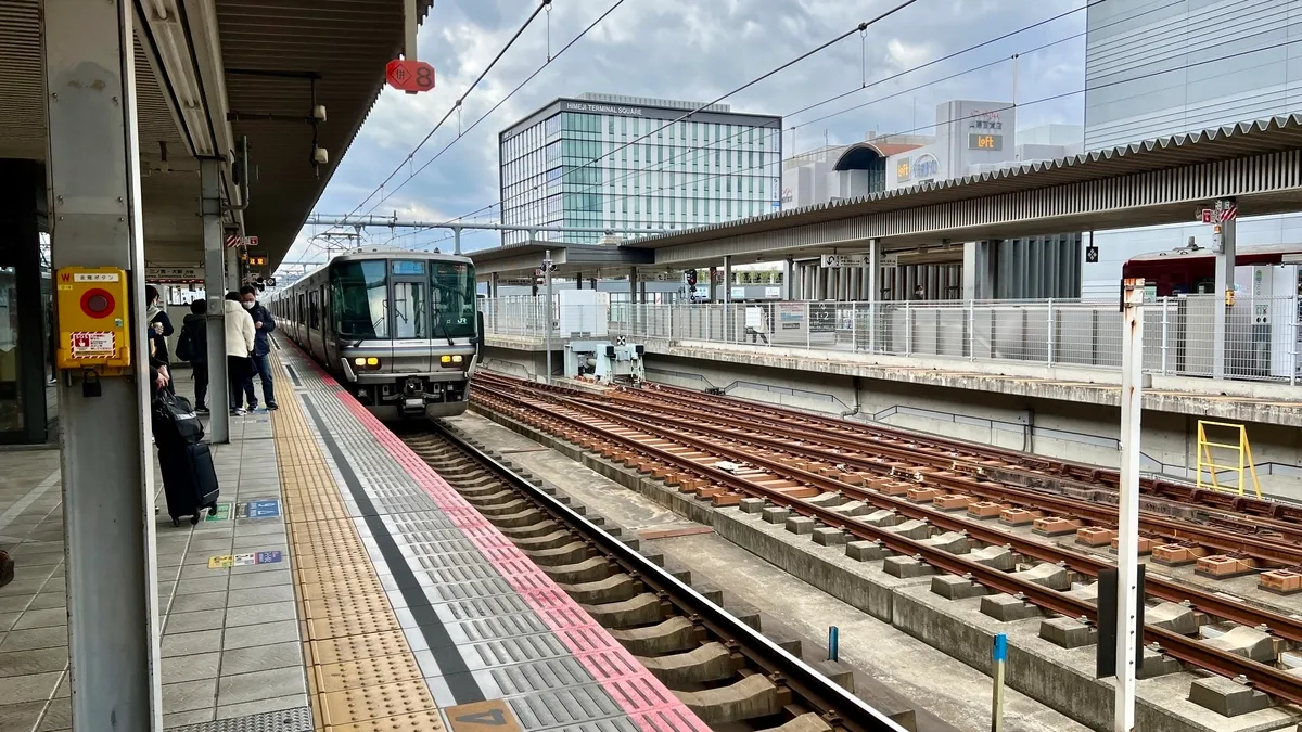 ชานชาลารถไฟสายปกติที่สถานีฮิเมจิ