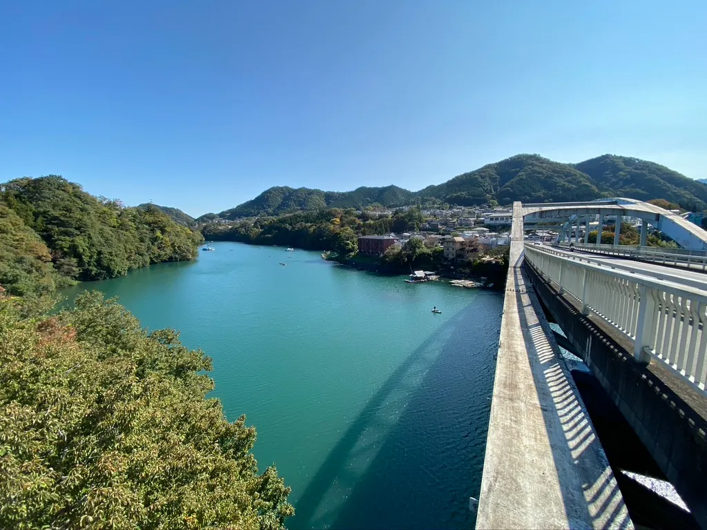 ทิวทัศน์ของแม่น้ำซากามิเมื่อมองลงมาจากสะพาน