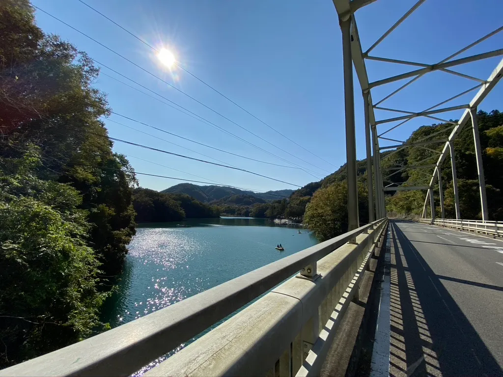 ทิวทัศน์ที่มองเห็นทะเลสาบซากามิจากสะพาน